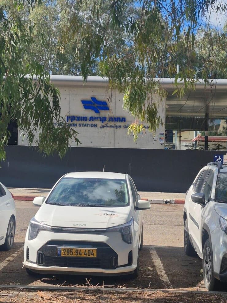 החניון בתחנת הרכבת בקריית מוצקין שנצבע בכחול לבן על ידי העירייה החניון בתחנת הרכבת בקריית מוצקין שנצבע בכחול לבן על ידי העירייה