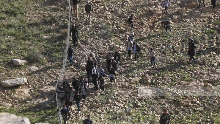 תלמידים מח'רבת אום אל-ח'יר שדרכם לבית הספר נחסמה