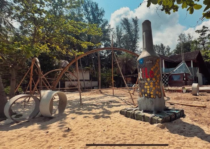 רחוק מההמון. החוף שבו מוקם הריזורט