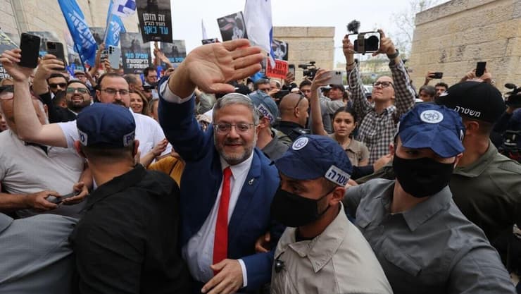 בן גביר מחוץ לדיון בג"ץ (צילום: אלכס קולומויסקי) בן גביר מחוץ לדיון בג"ץ