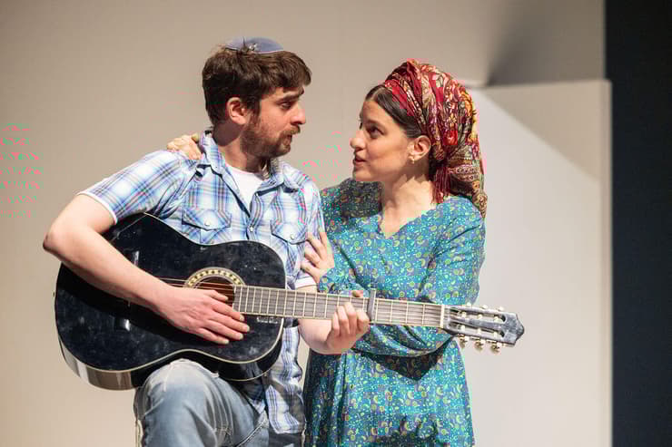 שחר נץ בתפקיד ביני בהצגה, לצד טל פלג בלנקשטיין שמשחקת את אחותו, בת ציון