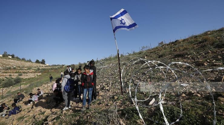 תלמידים מח'רבת אום אל-ח'יר שדרכם לבית הספר נחסמה