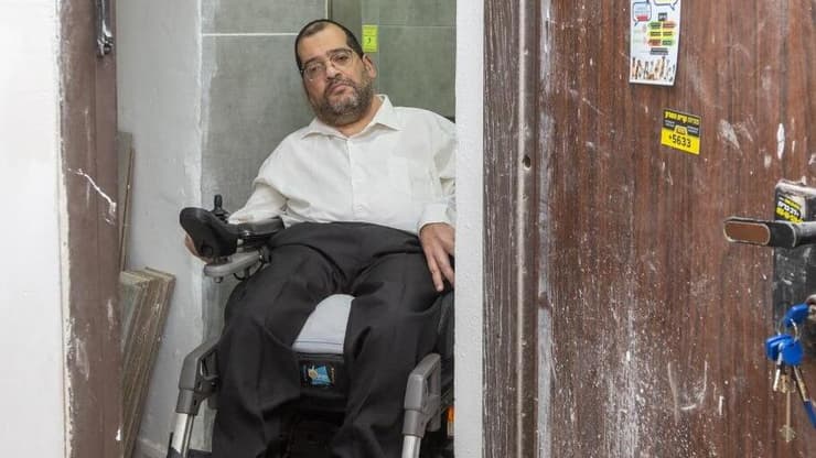 רואש בפתח דירתו. "מרחו אותי" (צילום: עידו ארז) אברהם רואש, עורך דין המרותק לכיסא גלגלים, אינו יכול לשוב לדירת הדיור הציבורי שלו בנתניה לאחר פרויקט תמ"א 38