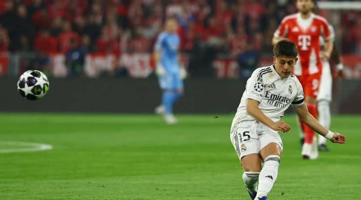 ארדה גולר כובש (רויטרס) ארדה גולר כובש