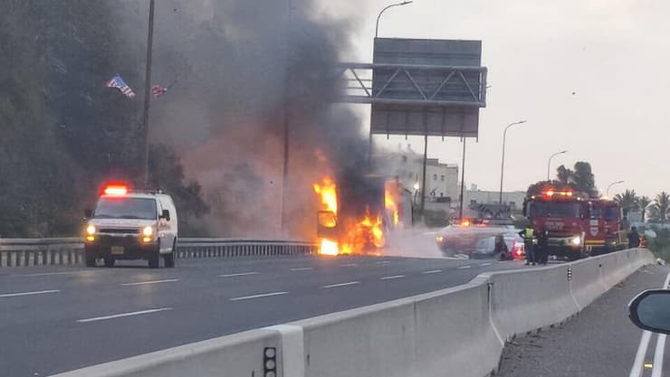 משאית עולה באש בכביש 1 סמוך לנווה אילן 