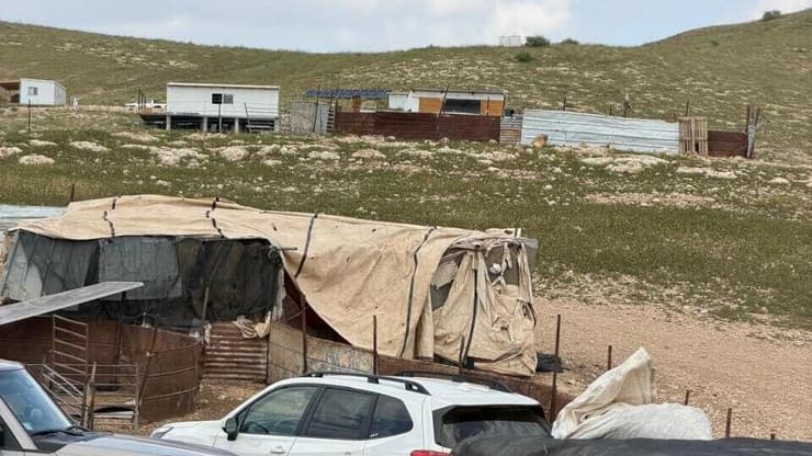 המאחזים מוקמים במרחק של מאות מטרים ספורים מהיישובים הפלסטיניים (צילום: רון בן ישי ) סיור של רון בן ישי ביו"ש בעקבות הטרור היהודי