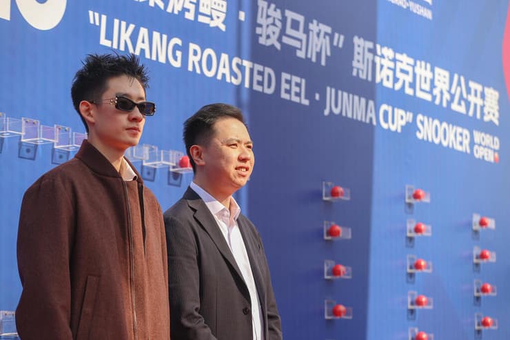 וו ייזה עם השחקן הסיני שיאו גואודונג