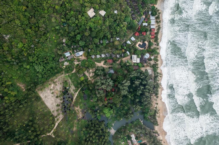 רחוק מההמון. החוף שבו מוקם הריזורט