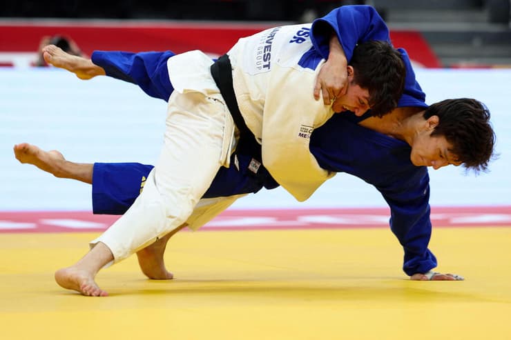 "היריבים לא מצליחים לאחוז לו בבגד". אשפיז בפעולה (צילום: Giorgi ARJEVANIDZE / AFP) יצחק אשפיז בטורניר בטיביליסי