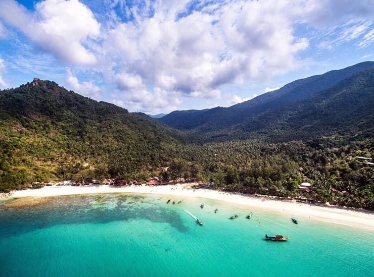 רחוק מההמון. החוף שבו מוקם הריזורט