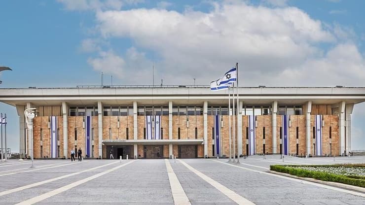 "הקלות לחוקק חוקי יסוד והמהפכות המשטריות שהיא מעודדת פוגעת בלגיטימיות הציבורית שלהם" (צילום: Alex Donin / Shutterstock) משכן הכנסת