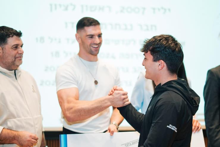 פלצ'יק ואשפיז (צילום: עידן מרזוק, קרן פלצ'יק) אשפיז עם המדליה