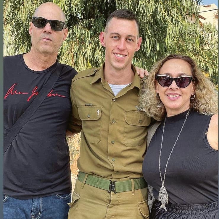 איילת בויום, אחותה של ענת אסייג, עם בעלה גיל ז"ל ובנם ענבר ז"ל