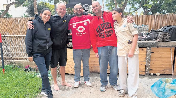 דליה קושניר-הורן עם בעלה עמוס ואחיו יאיר ואיתן הורן ועם בתה