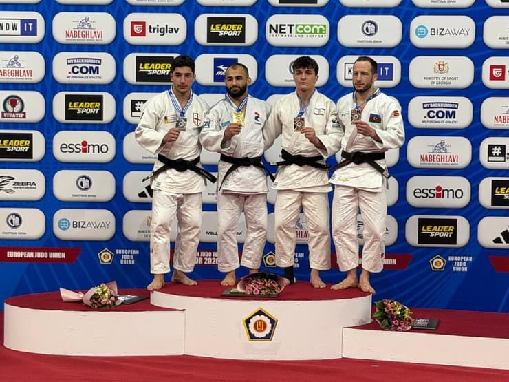 אשפיז (שני מימין) עם המדליה (צילום: איגוד הג'ודו הישראלי) אשפיז עם המדליה