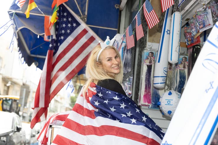 רוית, בתו של חיים בוהדנא, בחנות של אביה