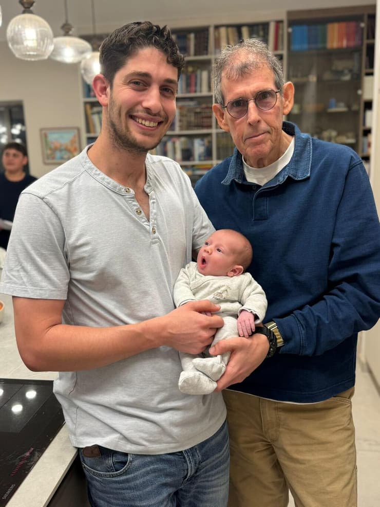 עם הנכד והנין