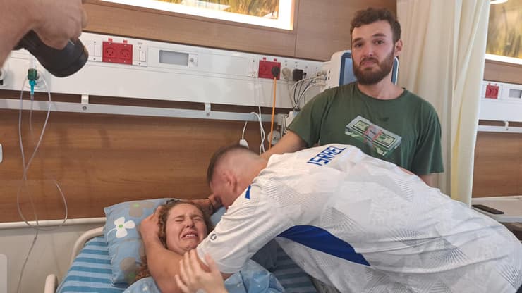 פיטר פלצ'יק במרכז רפואי מאיר בביקור מרגש של נטע פורטל שנפצעה בכפר עזה בשבעה באוקטובר (צילום: דוברות מרכז רפואי מאיר) פיטר פלצ'יק במרכז רפואי מאיר בביקור מרגש של נטע פורטל שנפצעה בכפר עזה בשבעה באוקטובר