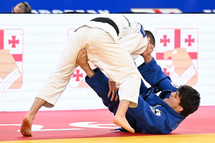 אשפיז במהלך הקרב על מדליית הארד מול חלמטוב (צילום: Vano SHLAMOV / AFP) אשפיז