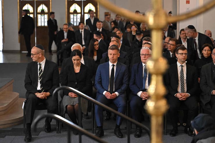 ראש ממשלת הונגריה הנבחר פטר מדיאר לצד אנדור גרוס נשיא התאחדות הקהילות היהודיות בהונגריה אנדרטה טקס קורבנות השואה בודפשט 16 אפריל