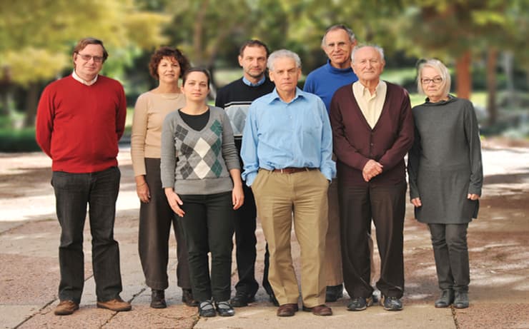 לאורך שנות פעילותו הרבות העמיד טנא שלל תלמידות ותלמידים שהגיעו לעמדות בכירות בתעשייה ובאקדמיה. מימין: ד"ר אנה אלבו ירון, פרופ' משה לוי, פרופ' ג'פרי גורדון, פרופ' רשף טנא, פרופ' דניאל פוירמן, פרופ' מאיה בר-סדן, ד"ר רונית פופוביץ-בירו, וד"ר יבגני (יוג'ין) כץ