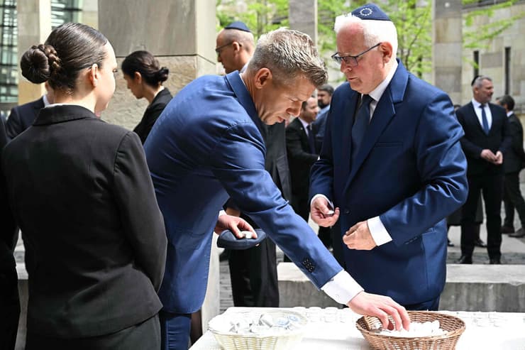 ראש ממשלת הונגריה הנבחר פטר מדיאר לצד אנדור גרוס נשיא התאחדות הקהילות היהודיות בהונגריה אנדרטה טקס קורבנות השואה בודפשט 16 אפריל