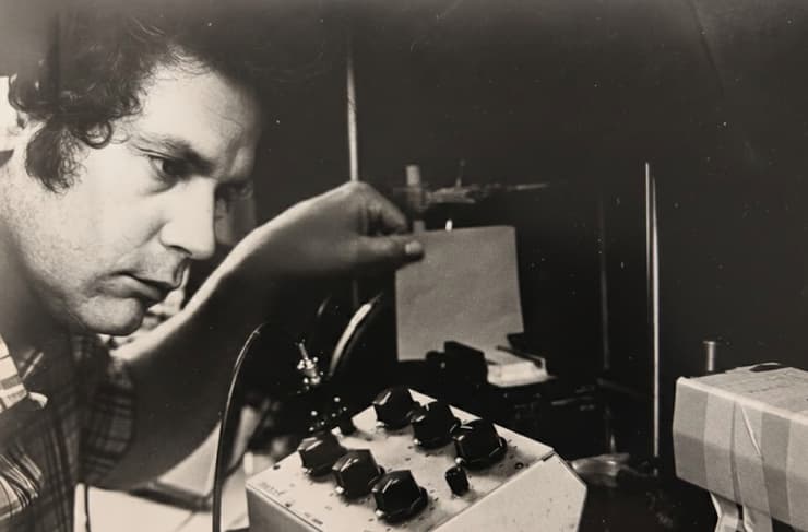 את יום קבלתו ללימודים תיאר בהמשך חייו כאחד הימים המאושרים בחייו. טנא במעבדה בשנות ה-70