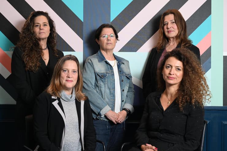 חברות פורום דבורה. עומדות (מימין לשמאל): עליזה בן נון, עפרה אש וטליה לנקרי. יושבות (מימין לשמאל): שירה ברביבאי-שחם ופנינה שרביט-ברוך