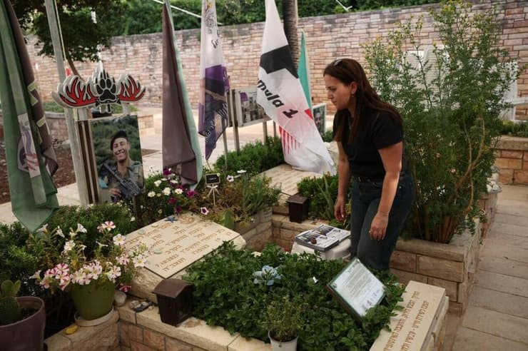 ענת אנגרסט מבקרת את קבריהם של תומר ליבוביץ ואיתי חן, חבריו לטנק של מתן בנה