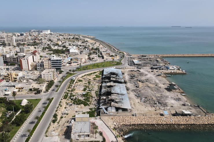 נזקרים באי האיראני קשם במיצר הורמוז