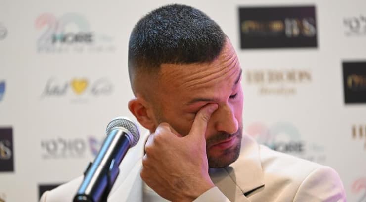 לא יכל לעצור את הדמעות. שהר (ראובן שוורץ, ONE) לא יכל לעצור את הדמעות. שהר