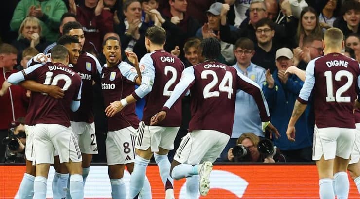 שחקני אסטון וילה חוגגים