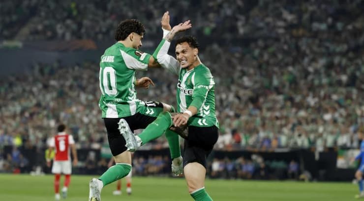 אנתוני ואז עבדה חוגגים