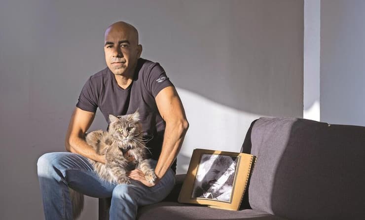 שמוליק גרייצר עם תמונתו של גיא אילוז ז"ל, בנה של זוגתו לשעבר