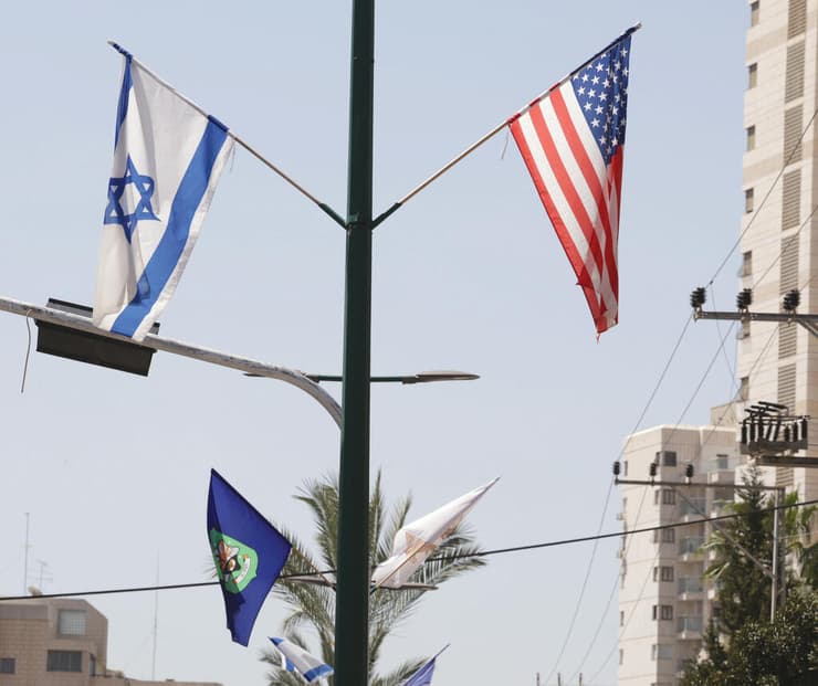 דגל ישראל לצד דגל ארה"ב ברמת־גן | צילום: אוראל כהן