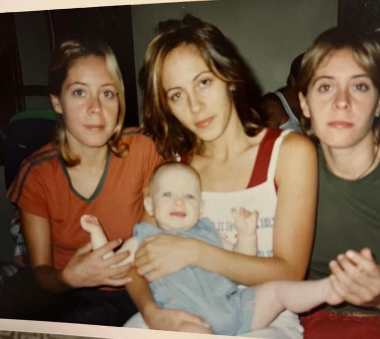 ענת אסייג (במרכז) עם ענבר בויום כתינוק ועם שתיים מאחיותיה