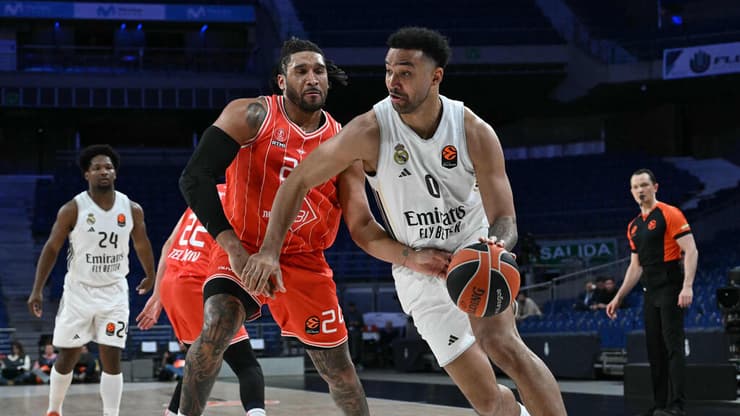 טריי ליילס מול איש וויינרייט 