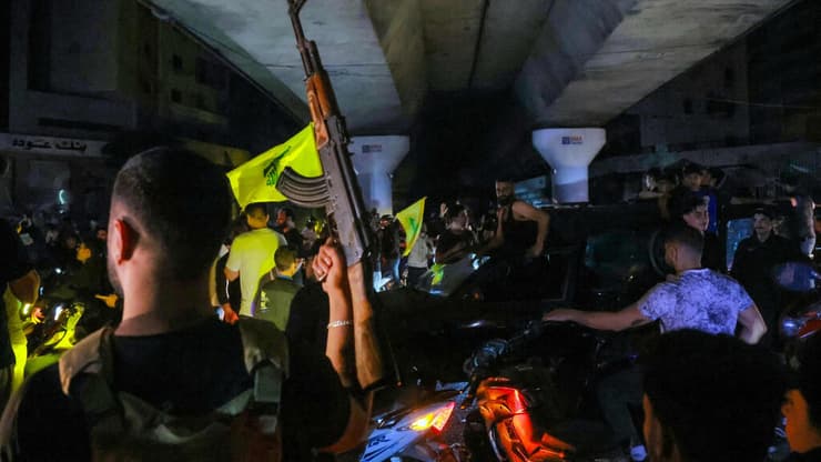 תומכי חיזבאללה חוגגים את הפסקת האש עם ישראל בלבנון