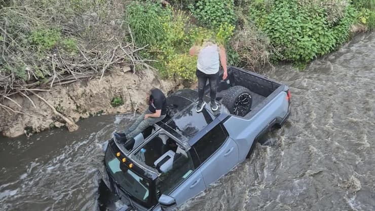 2 אזרחים נסחפו עם רכבם בנחל שורק