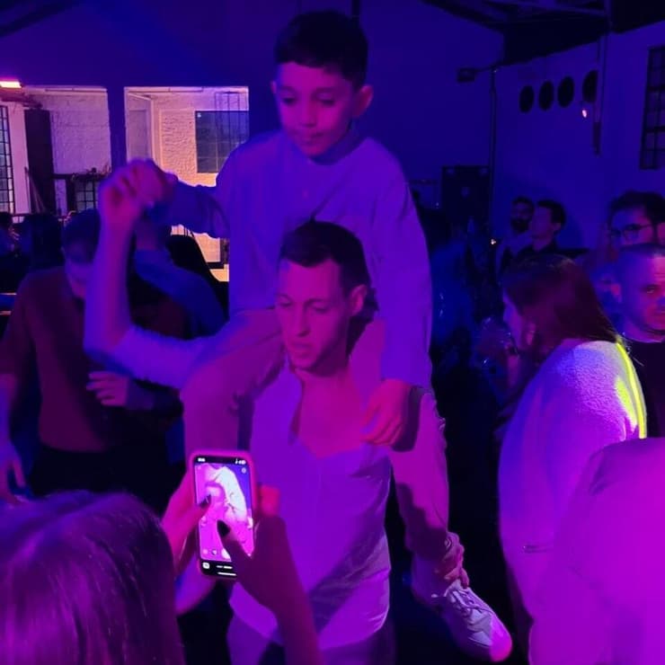 ענבר בויום מרים על כתפיו את הבן של ענת