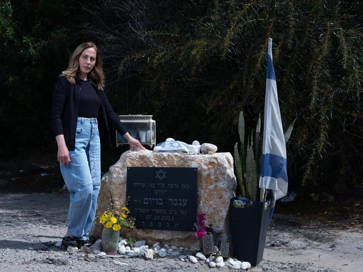 ענת אסייג, דודה וגיסה שכולה, בגל־עד לזכר אחיינה בכניסה לשדרות. "לא ידעתי שיש כל כך הרבה אנשים במצב שלי"