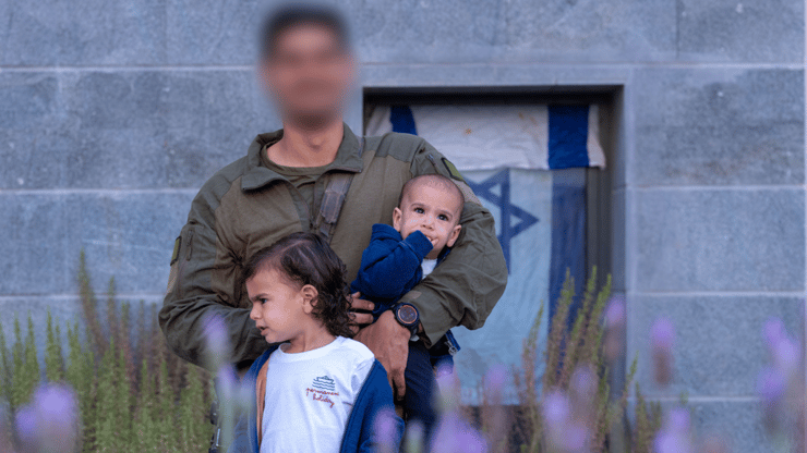 רס"ן א' עם הילד אלרועי חיים והתינוק כפיר ציון