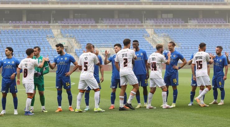 שתי הקבוצות בלחיצות ידיים