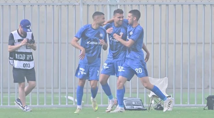 שחקני מכבי פתח תקווה חוגגים