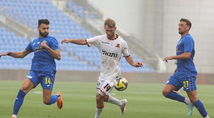 אדר רטנר בין שחקניה של הרצליה