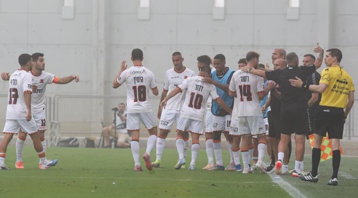 שחקני בני יהודה חוגגים