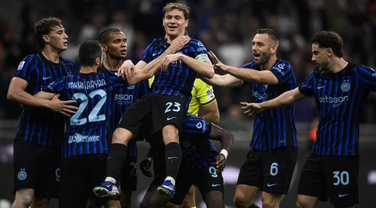 שחקני אינטר חוגגים