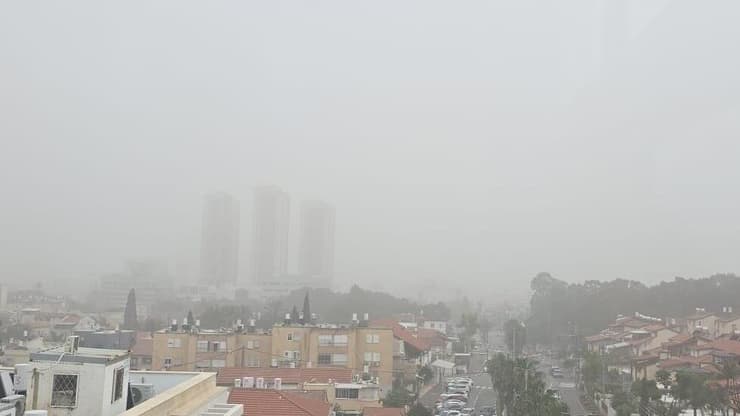 אובך כבד בשמי עכו