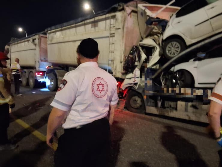 זירת התאונה במחלף יבנה שבה נהרג גבר בהתנגשות בין 2 משאיות