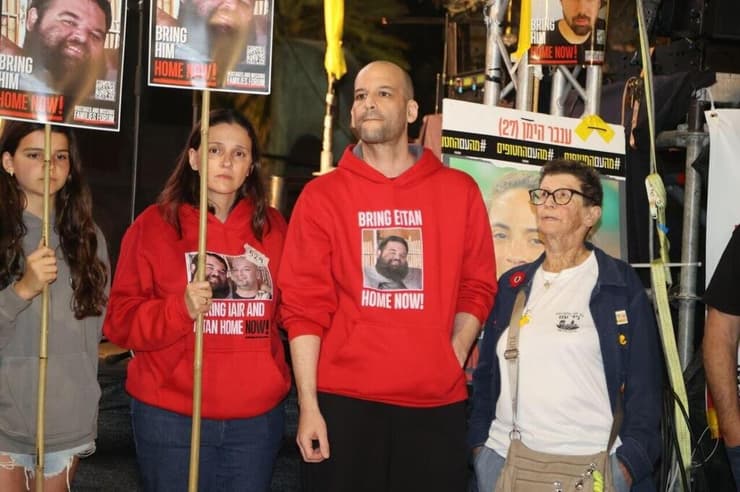 דליה עם בתה ועם גיסה יאיר הורן בהפגנה לשחרור החטופים, לפני שחרורו של איתן